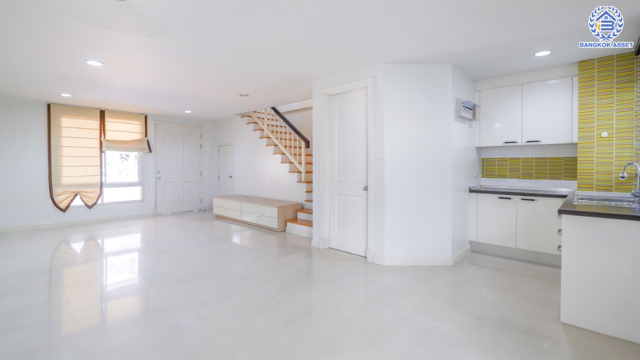 บ้านมือสองตกแต่งใหม่ ทาวน์โฮม 3 ชั้นหลังใหญ่ ม.พลัสซิตี้พาร์ค สนามบินน้ำ เนื้อที่ 22.9 ตร.ว. ฟังก์ชัน 3 ห้องนอน 3 ห้องน้ำ จอดรถได้ 2 คัน บนทำเลโซนเมือง! ใกล้สถานที่ราชการหลายแห่ง เซ็นทรัลรัตนาธิเบศร์ และรถไฟฟ้า "สถานีแยกนนทบุรี1"